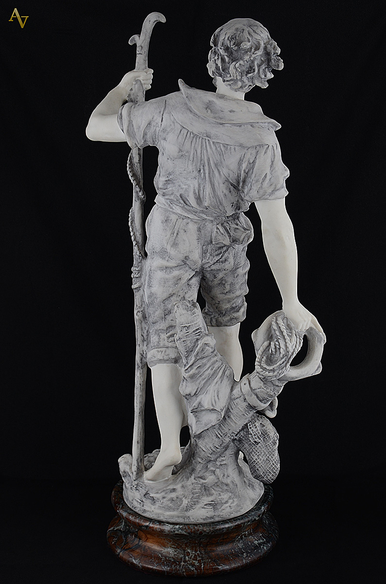 Estatueta em pó de mármore representando Marinheiro. Altura 64 cm. - foto 2 de 2