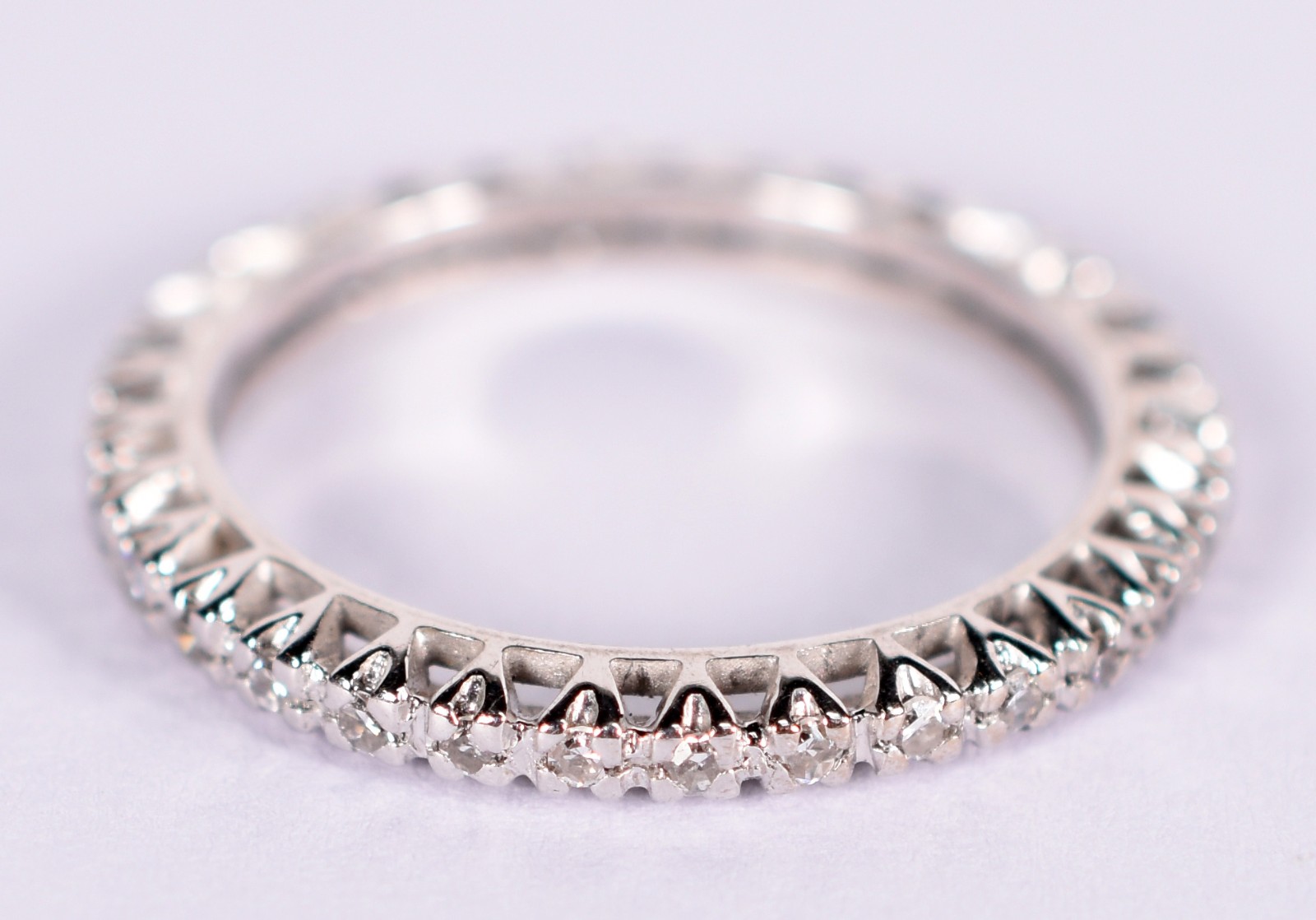 Anel de ouro branco com 30 brilhantes de 0,01 ct cada, aro 13 (Por... - foto 1 de 2