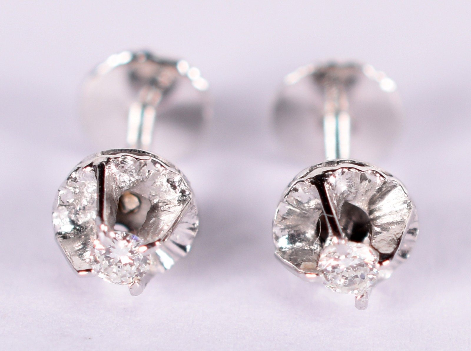 Par de brincos de ouro branco com 2 brilhantes de 0,02 ct cada (Por... - foto 1 de 3
