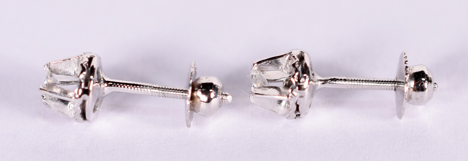 Par de brincos de ouro branco com 2 brilhantes de 0,02 ct cada (Por... - foto 2 de 3