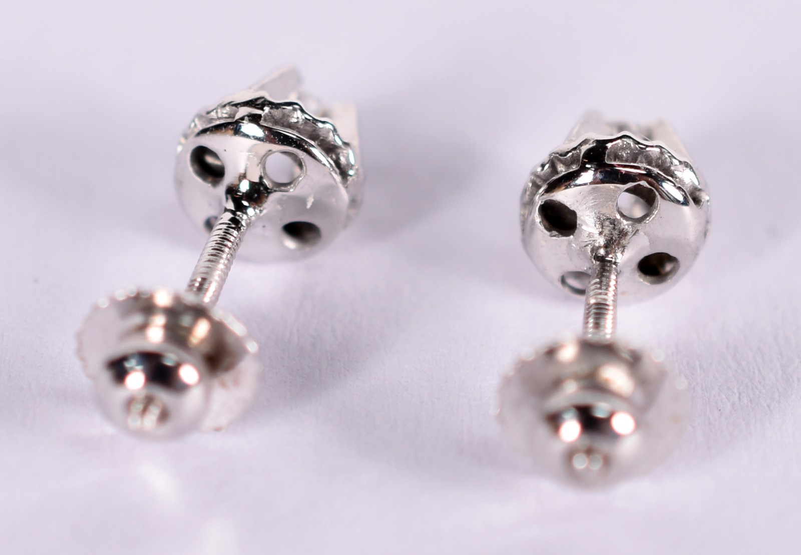 Par de brincos de ouro branco com 2 brilhantes de 0,02 ct cada (Por... - foto 3 de 3