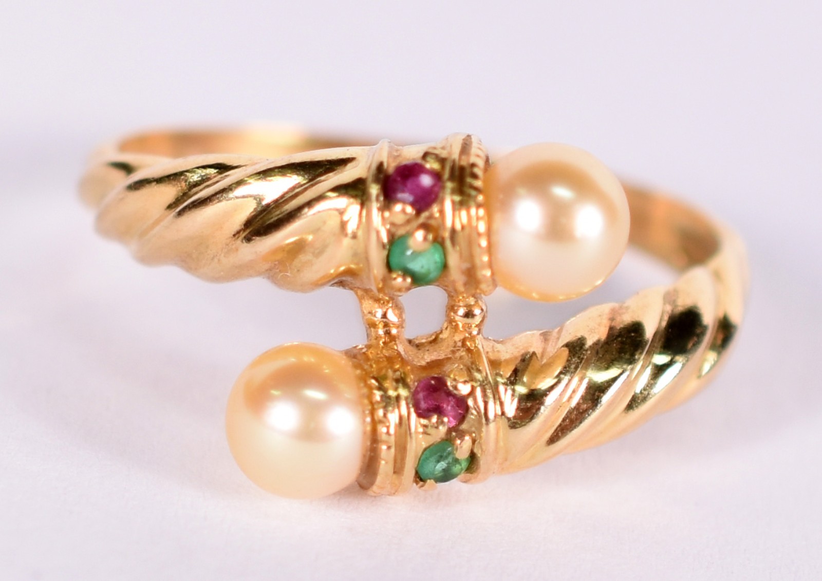 Anel de ouro 18 k com 2 perolas e 4 brilhantes, aro 14 (Por motivos... - foto 1 de 4