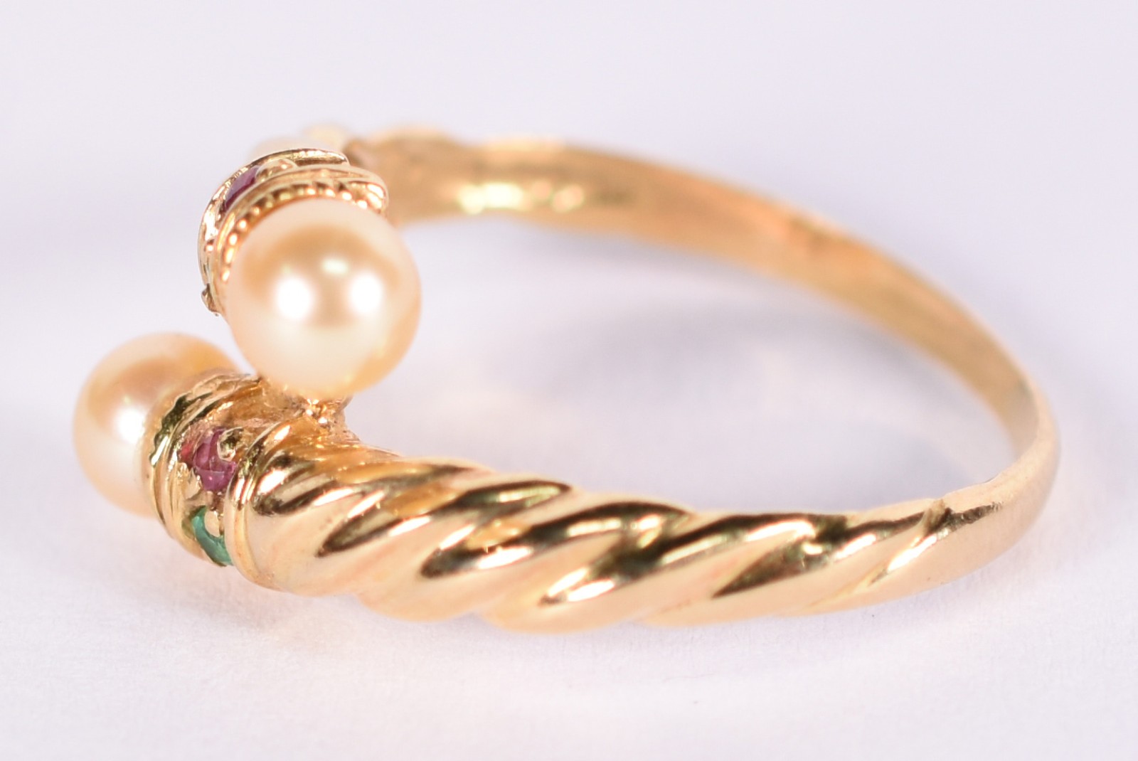 Anel de ouro 18 k com 2 perolas e 4 brilhantes, aro 14 (Por motivos... - foto 2 de 4