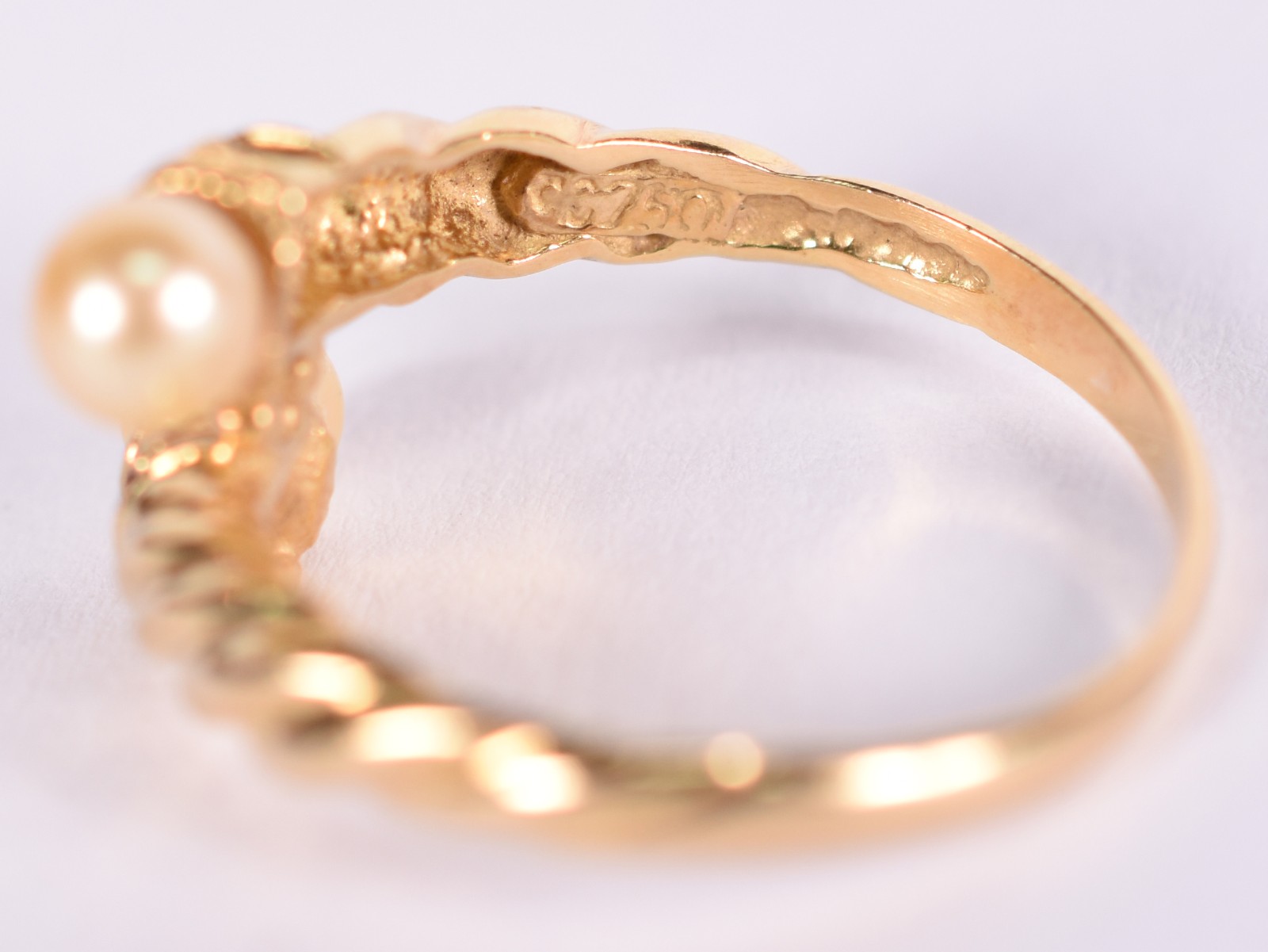 Anel de ouro 18 k com 2 perolas e 4 brilhantes, aro 14 (Por motivos... - foto 4 de 4