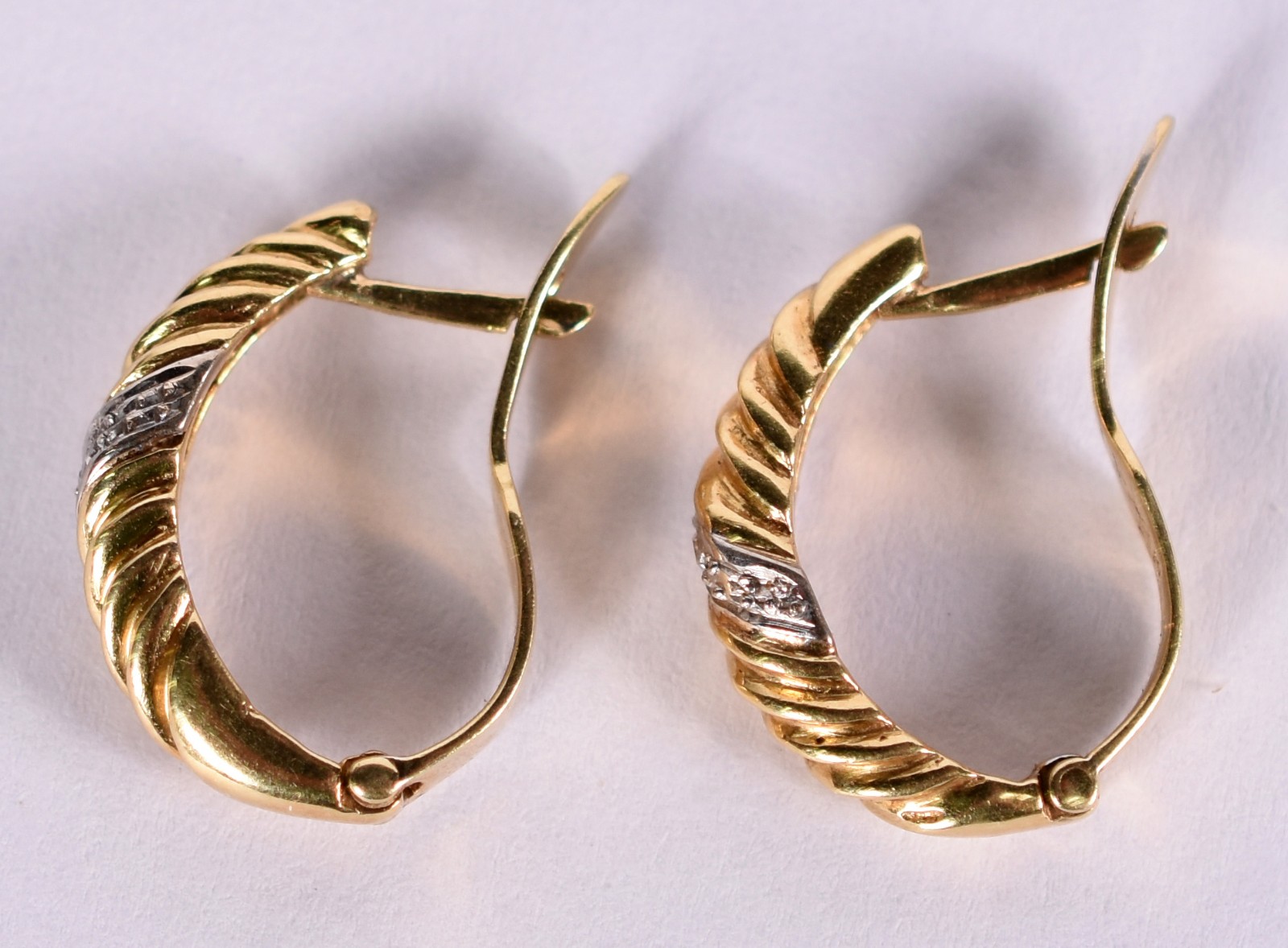 Par de brincos de ouro 18 k com 2 brilhantes (Por motivos de... - foto 2 de 3