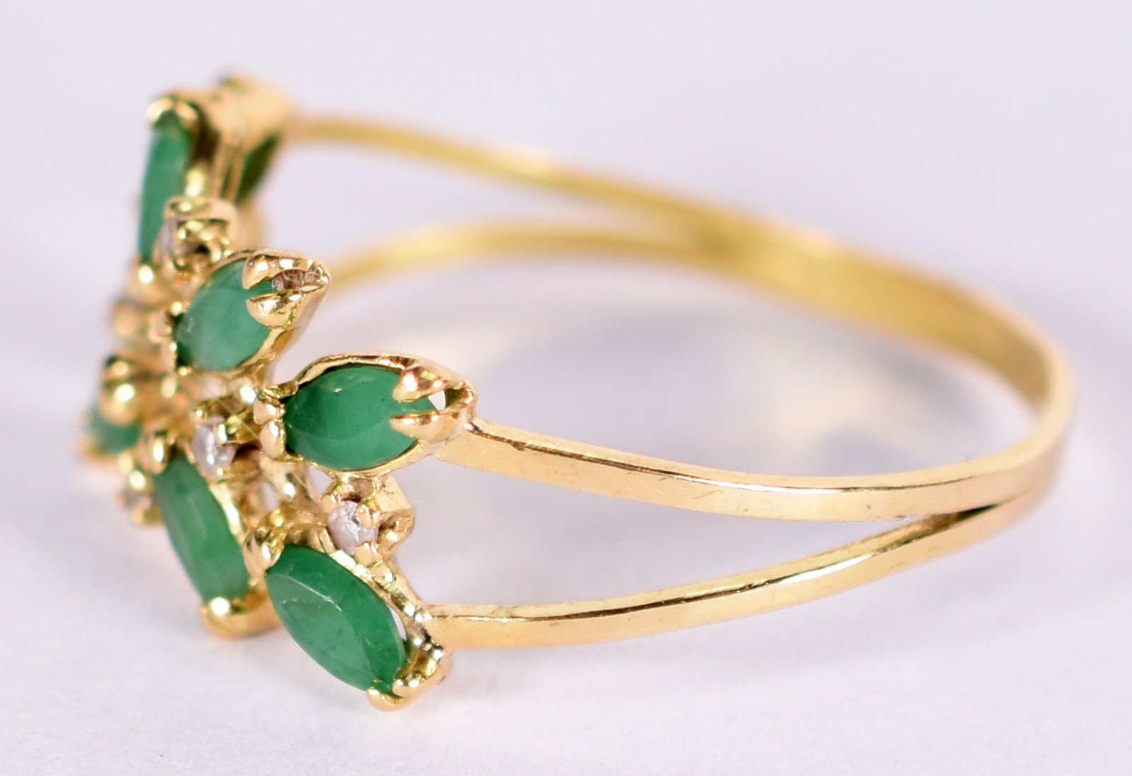 Anel de ouro 18 k com 8 esmeraldas e safiras, aro 18 (Por motivos de... - foto 2 de 4