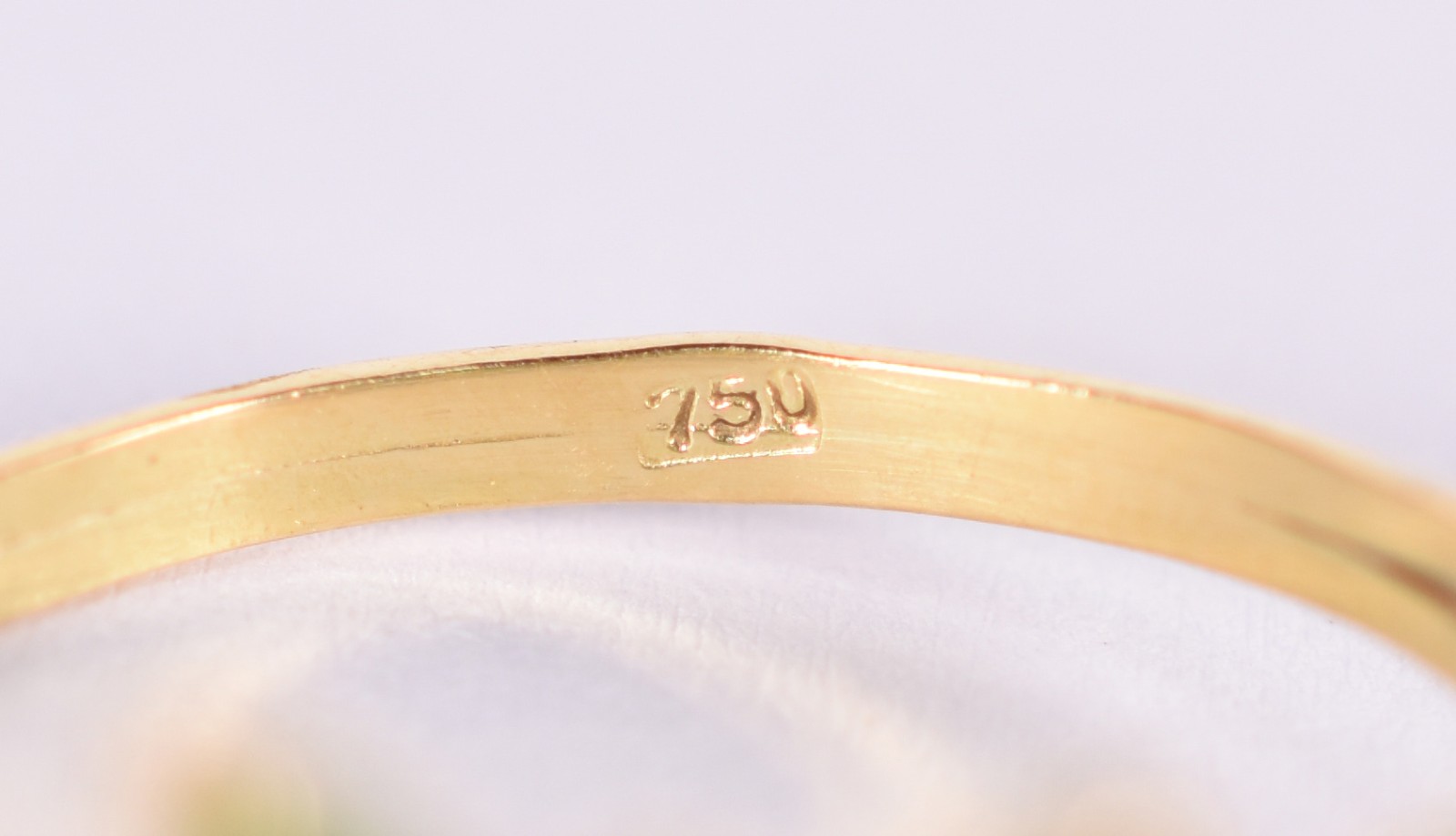 Anel de ouro 18 k com 8 esmeraldas e safiras, aro 18 (Por motivos de... - foto 4 de 4