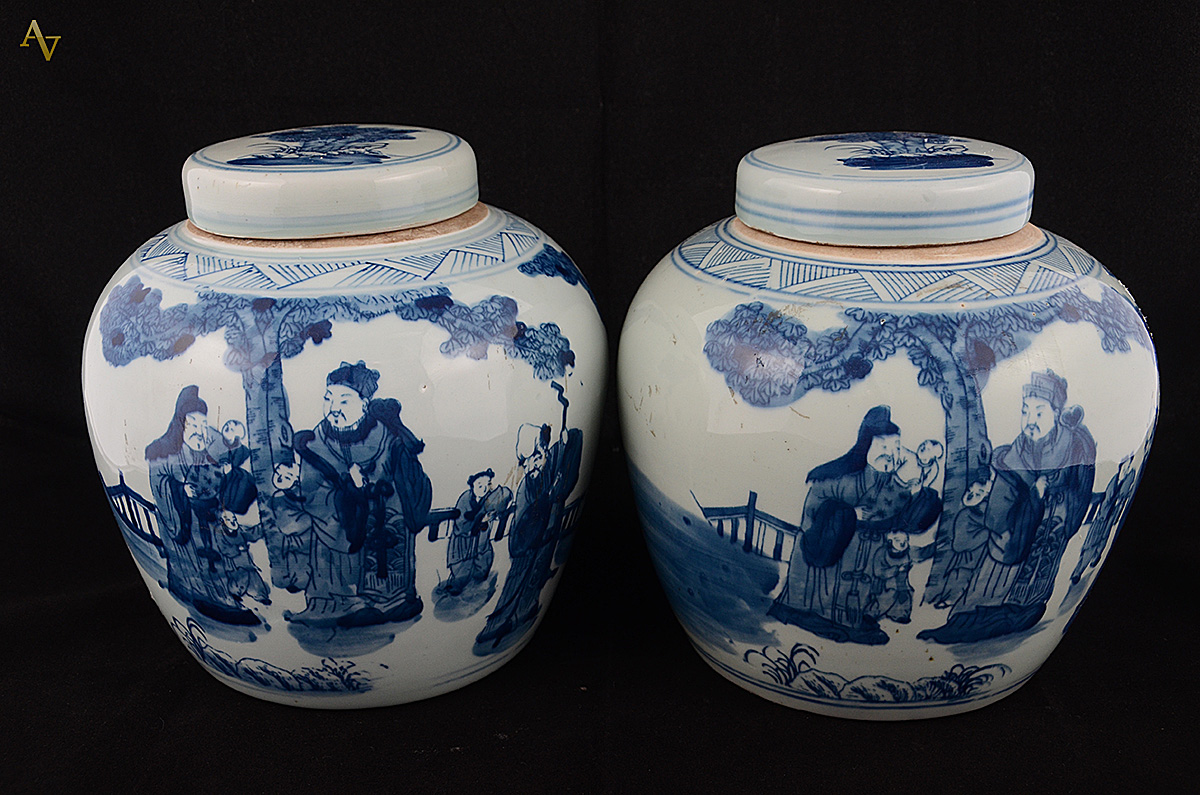 Par de potiches de porcelana oriental azul e branca. Altura 22 cm... - foto 1 de 2