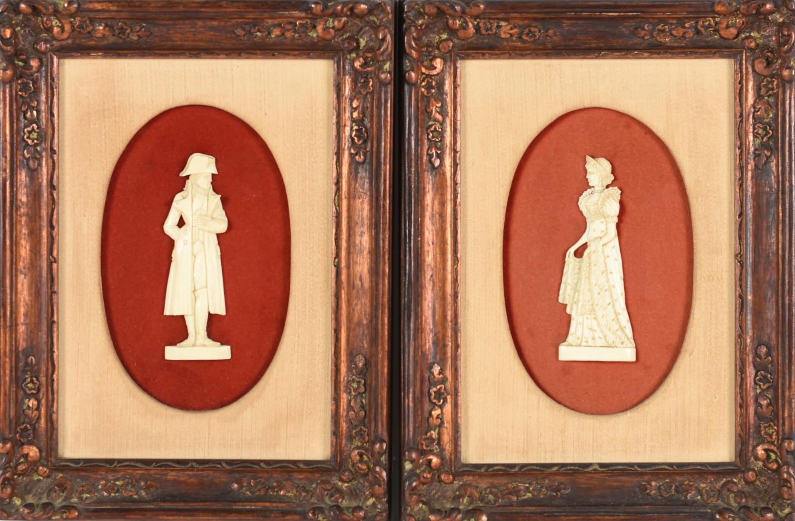 Dois quadros com figuras de marfim representando Napoleão e Josefina. - foto 1 de 6