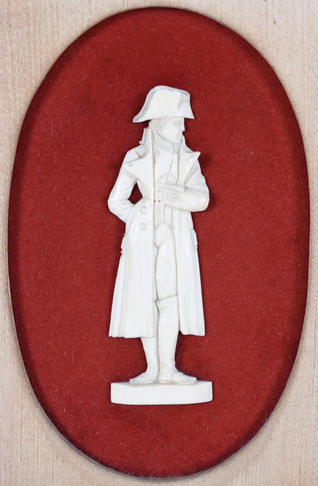 Dois quadros com figuras de marfim representando Napoleão e Josefina. - foto 2 de 6