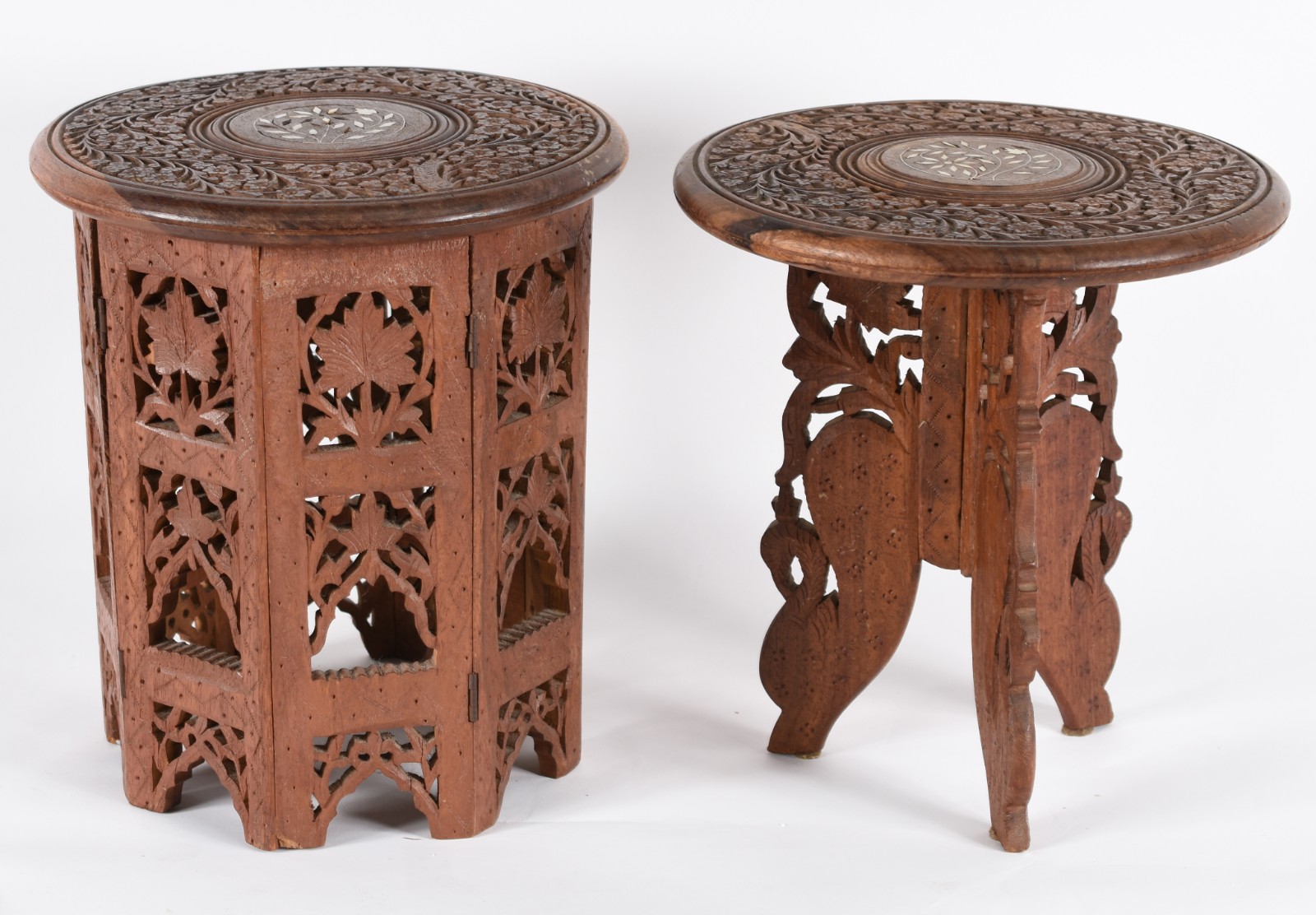 Duas banquetas indianas de madeira trabalhada, sendo uma com base... - foto 1 de 6
