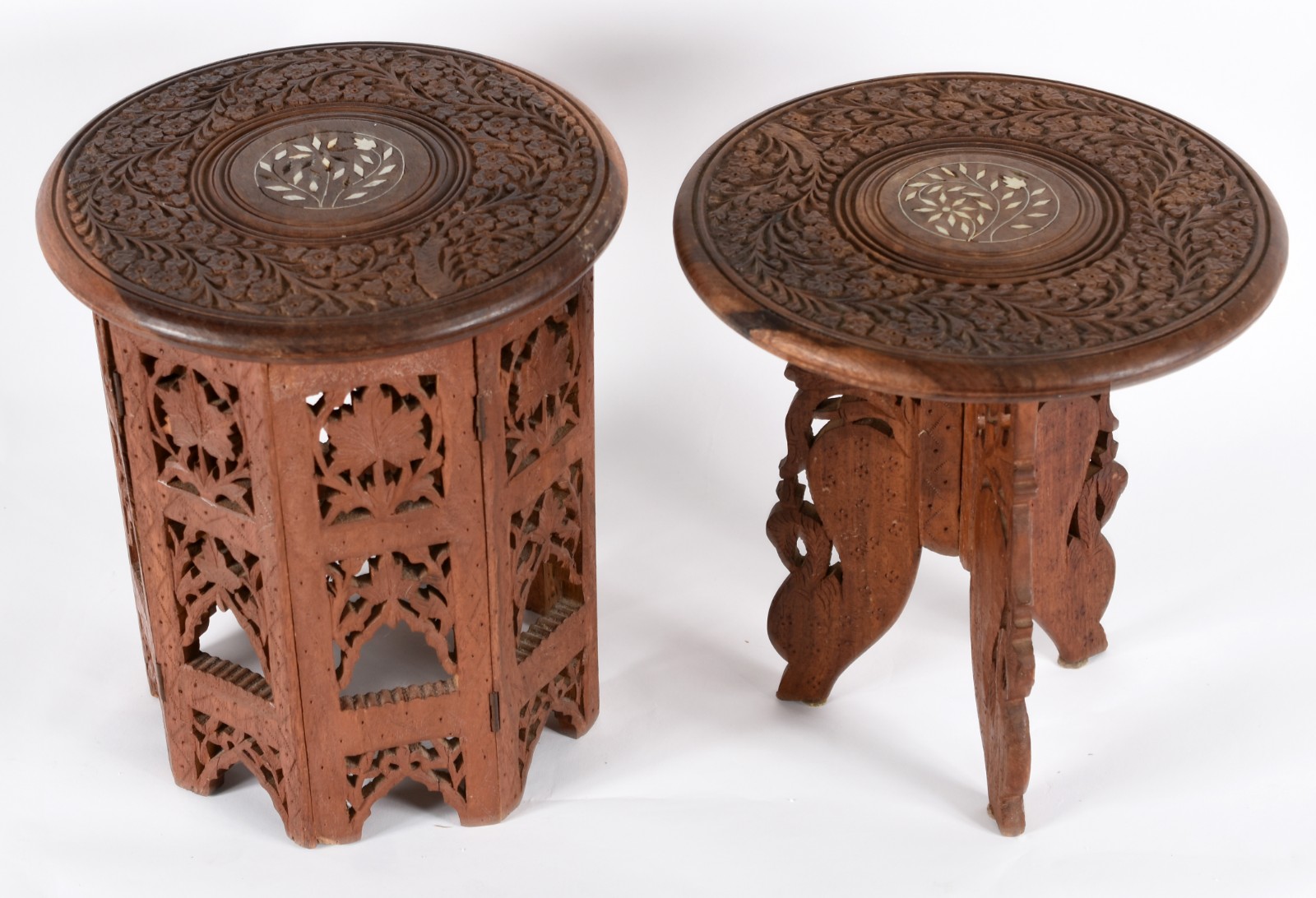 Duas banquetas indianas de madeira trabalhada, sendo uma com base... - foto 2 de 6
