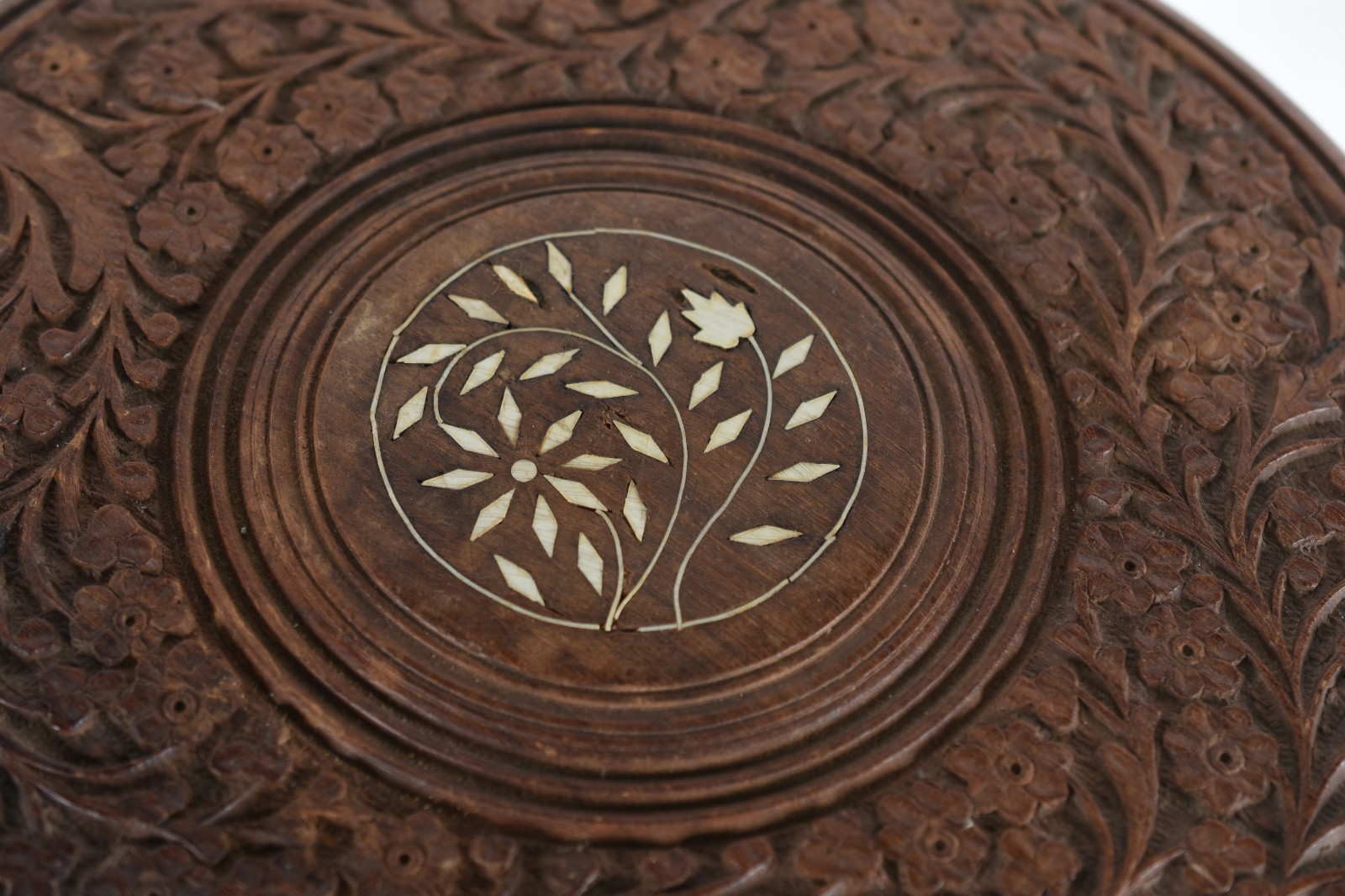 Duas banquetas indianas de madeira trabalhada, sendo uma com base... - foto 4 de 6