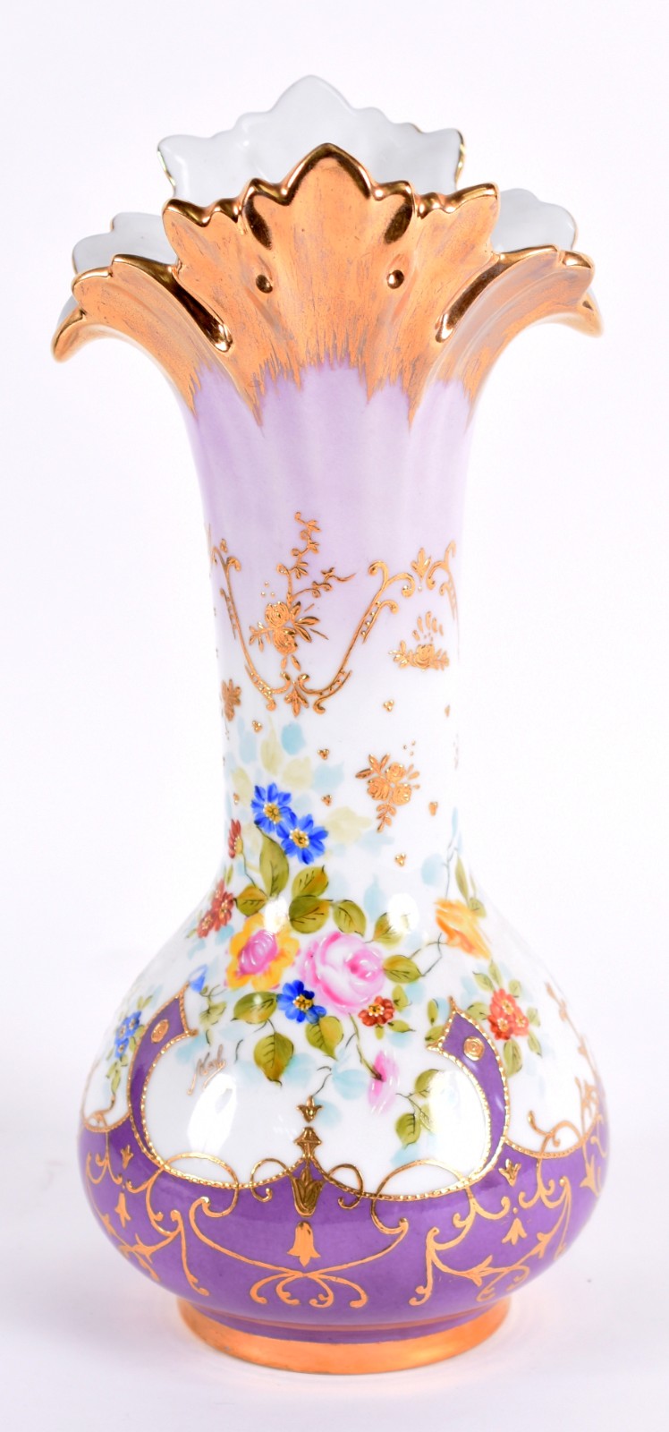 Vaso de porcelana com flores em policromia e borda recortada com... - foto 1 de 5