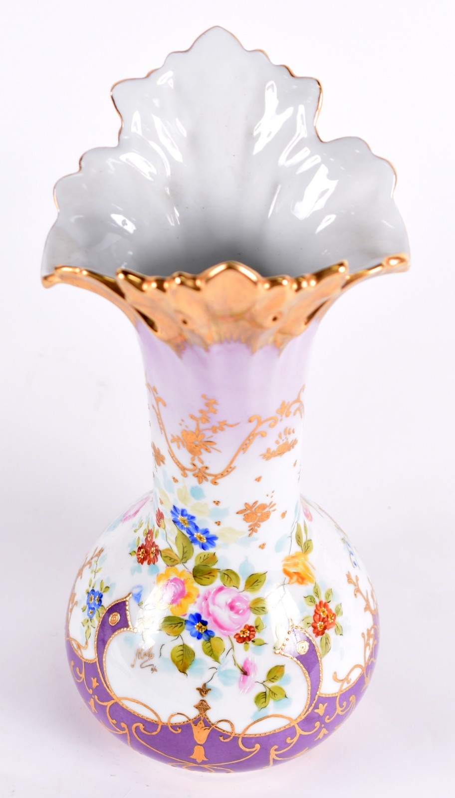 Vaso de porcelana com flores em policromia e borda recortada com... - foto 2 de 5