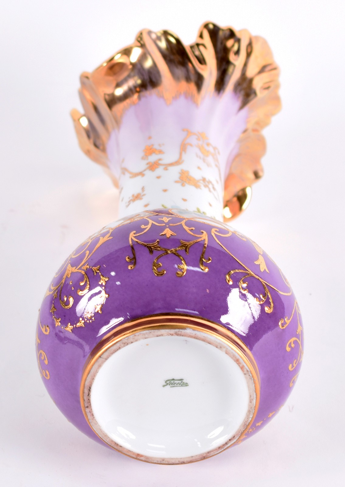Vaso de porcelana com flores em policromia e borda recortada com... - foto 4 de 5