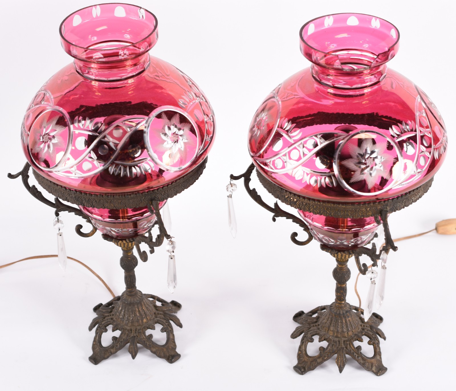 Par de abatjoures de vidro overlay vermelho com base de metal e... - foto 2 de 5