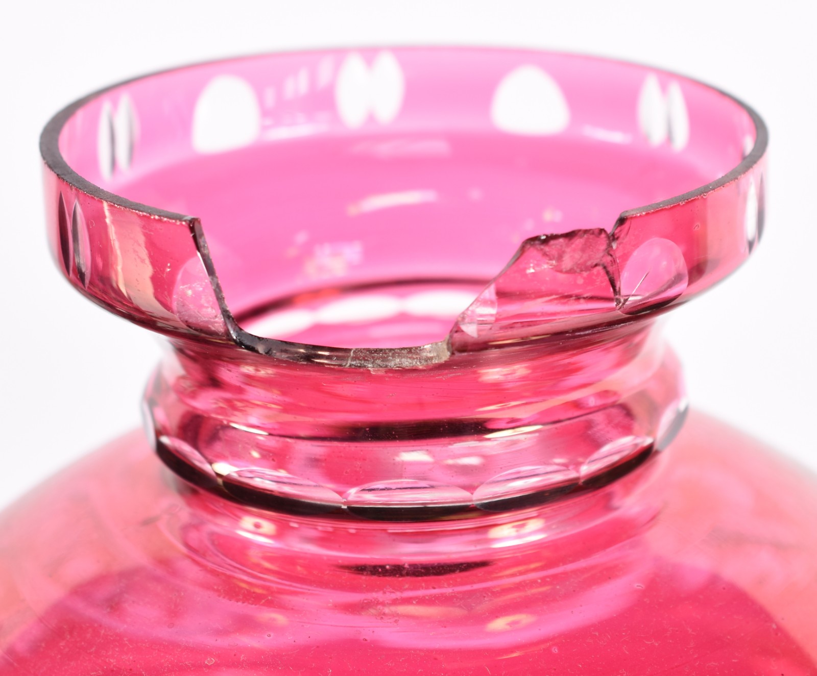 Par de abatjoures de vidro overlay vermelho com base de metal e... - foto 3 de 5