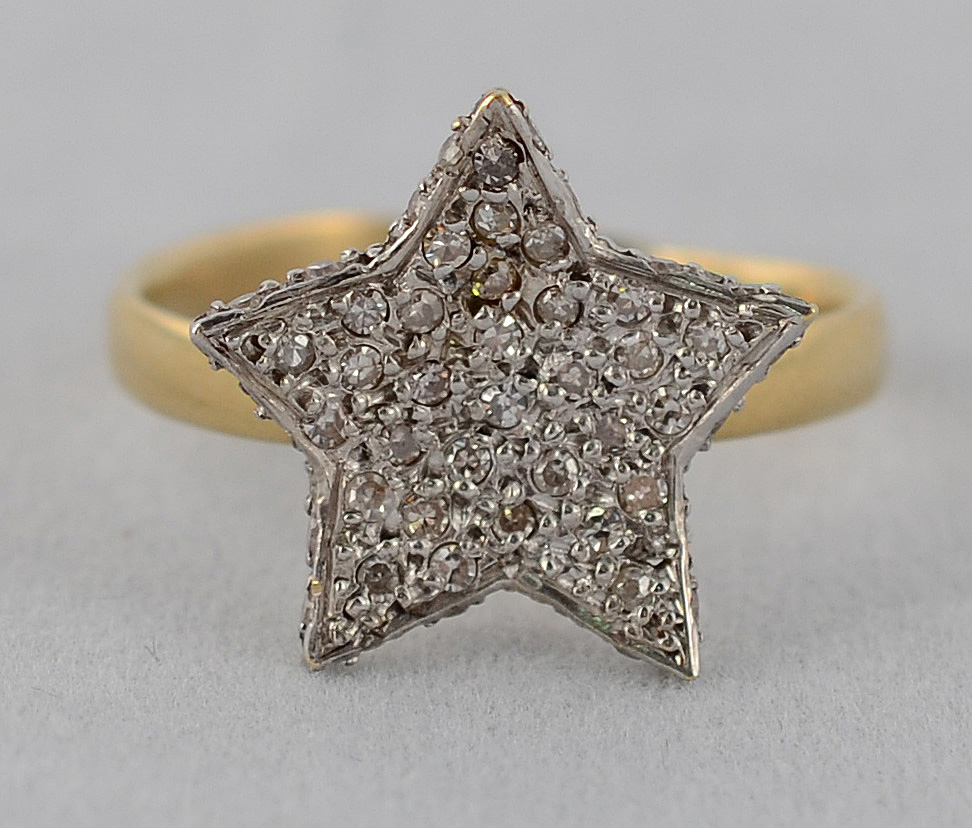 Anel de ouro 18 k com uma estrela com brilhantes - 2,2 g - Aro 15,5 - foto 1 de 2