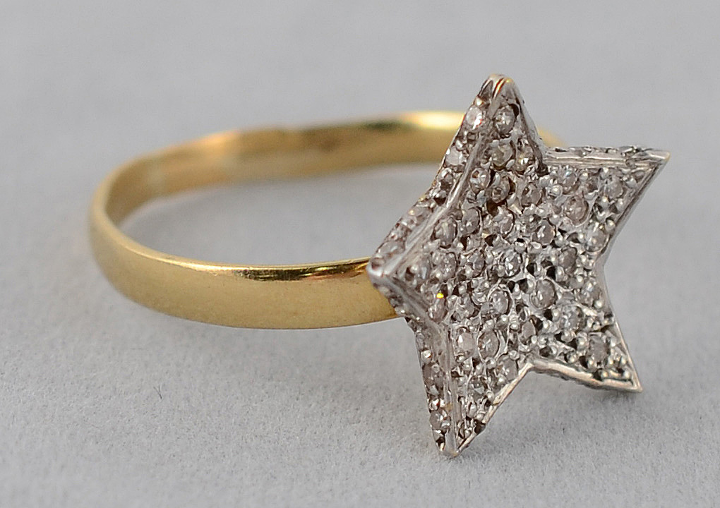 Anel de ouro 18 k com uma estrela com brilhantes - 2,2 g - Aro 15,5 - foto 2 de 2