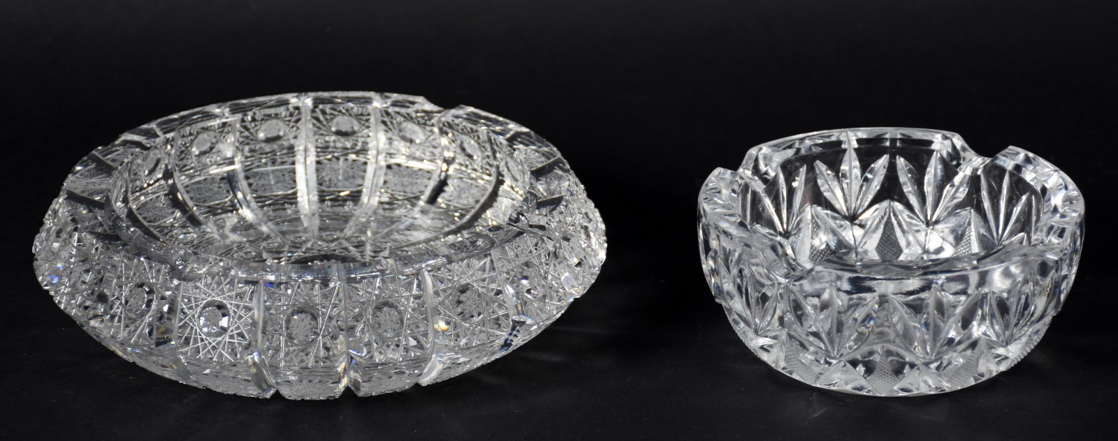Dois cinzeiros de cristal lapidado, modelos diferentes. - foto 1 de 3