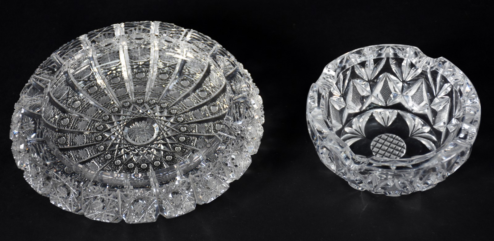 Dois cinzeiros de cristal lapidado, modelos diferentes. - foto 2 de 3