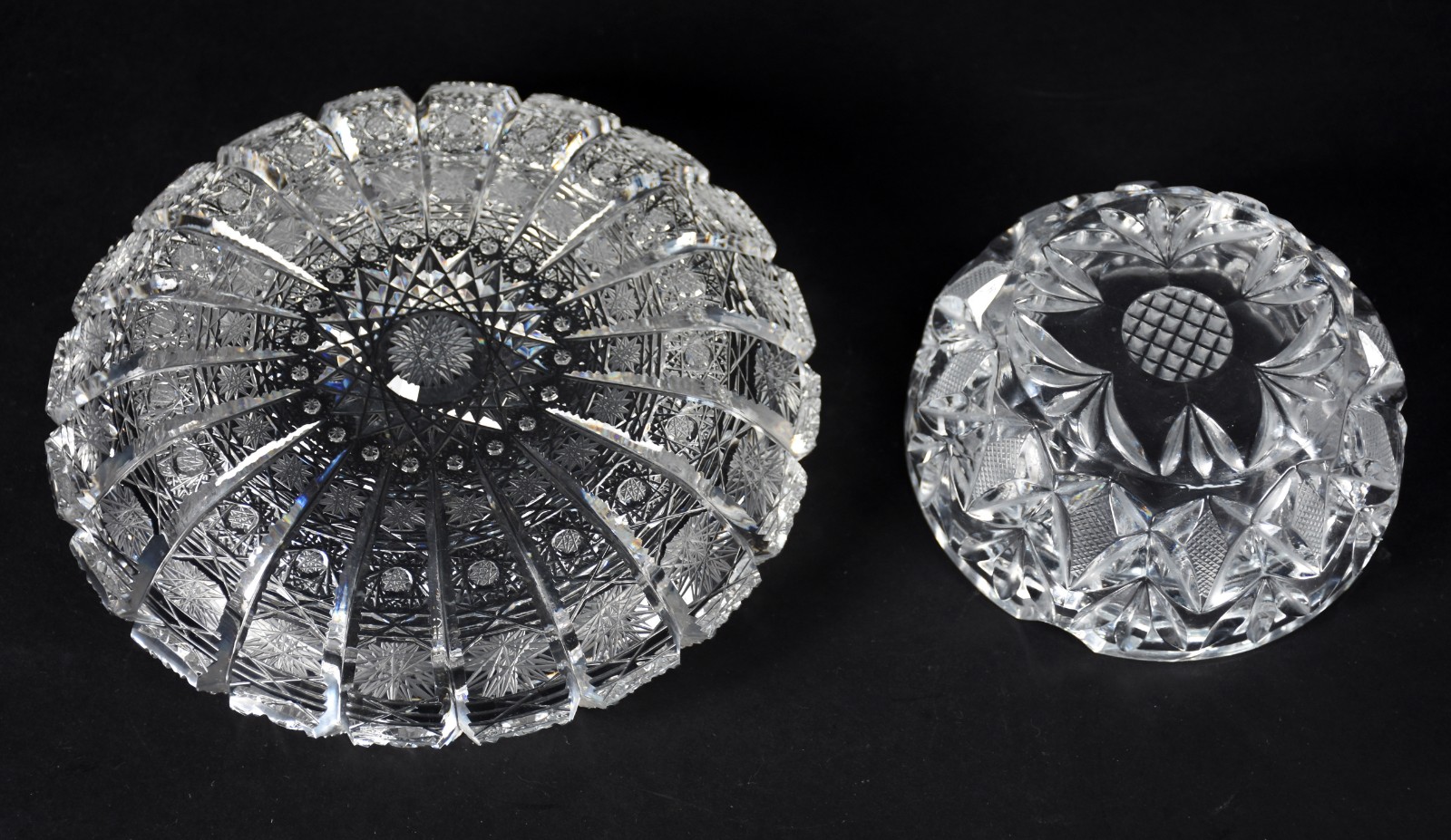 Dois cinzeiros de cristal lapidado, modelos diferentes. - foto 3 de 3