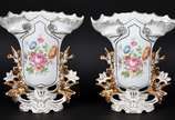 Par de vasos de porcelana francesa Velho Paris ... - Par de vasos de porcelana francesa Velho Paris na cor branca com flores em policromia e realces dourados, borda recortada.