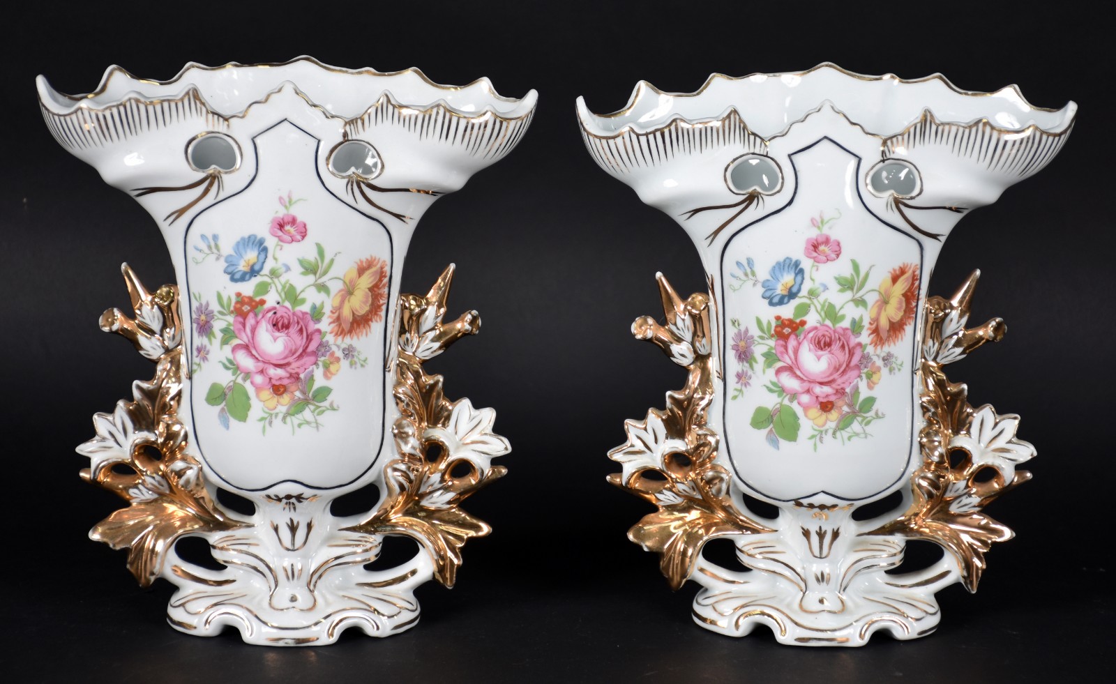 Par de vasos de porcelana francesa Velho Paris na cor branca com... - foto 1 de 4