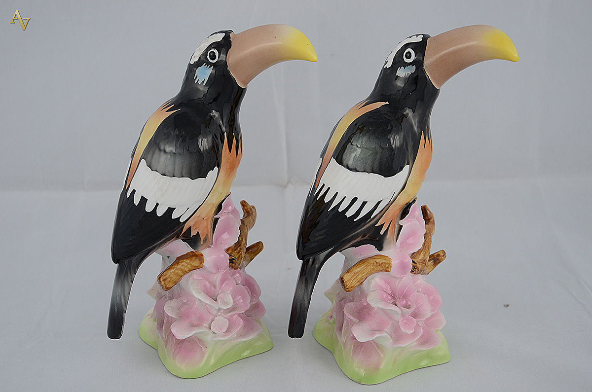 Par de tucanos de porcelana policromada. Altura 21 cm cada.