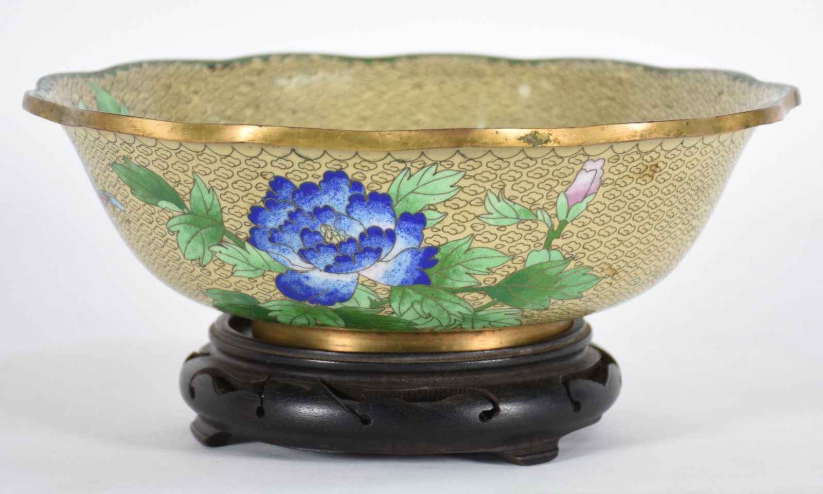 Bowl de cloisonné com fundo na cor amarela e flores em policromia... - foto 1 de 4