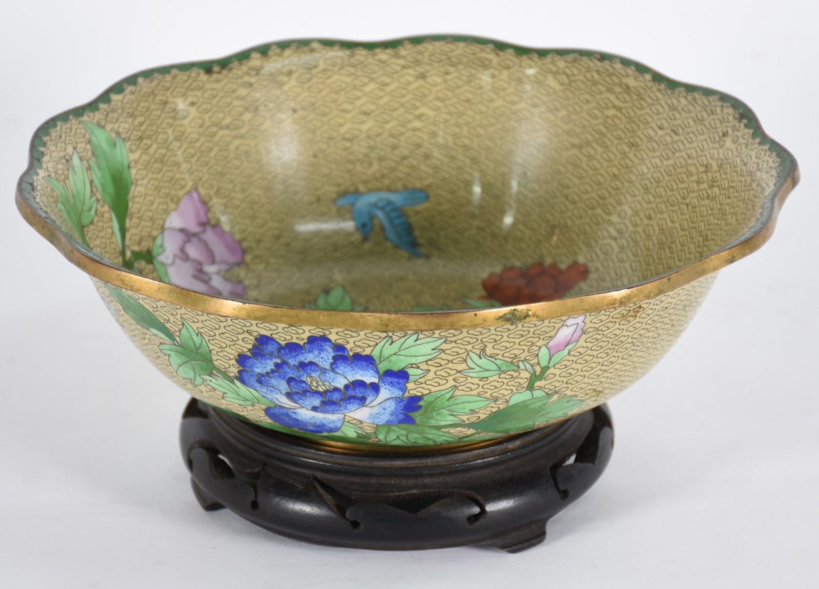 Bowl de cloisonné com fundo na cor amarela e flores em policromia... - foto 2 de 4