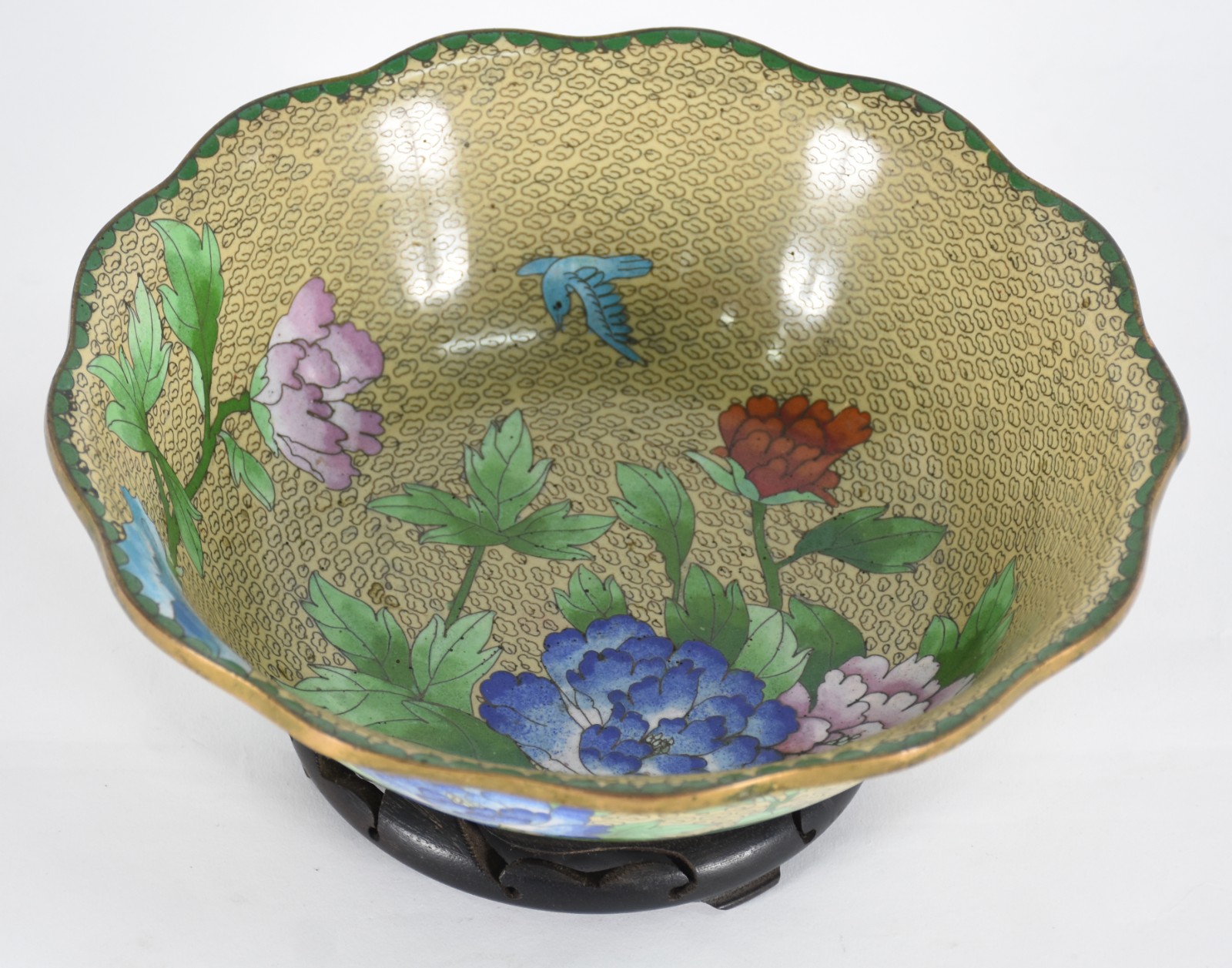 Bowl de cloisonné com fundo na cor amarela e flores em policromia... - foto 3 de 4