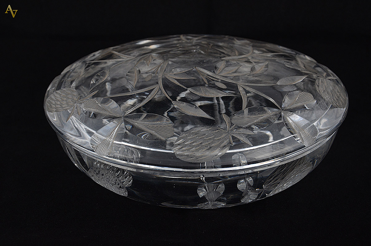 Bowl com tampa de cristal lapidado com 26 cm de diâmetro.