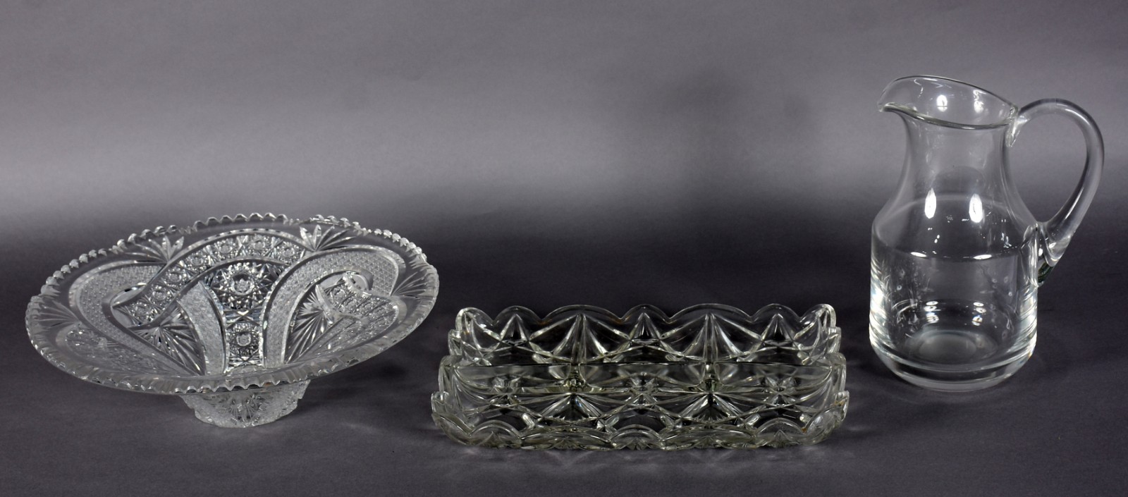 Três peças de cristal, sendo jarra lisa para água, fruteira redonda... - foto 2 de 5