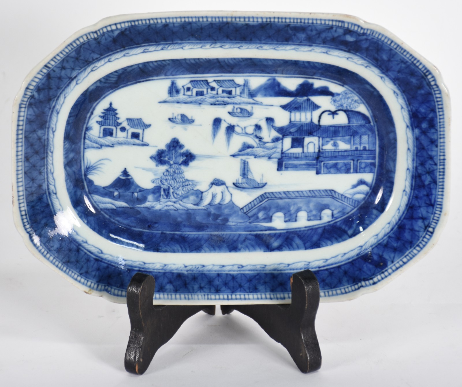 Pequena travessa de porcelana chinesa azul e branca decorada com... - foto 1 de 3