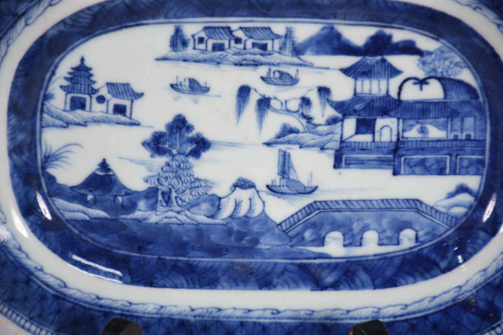 Pequena travessa de porcelana chinesa azul e branca decorada com... - foto 2 de 3
