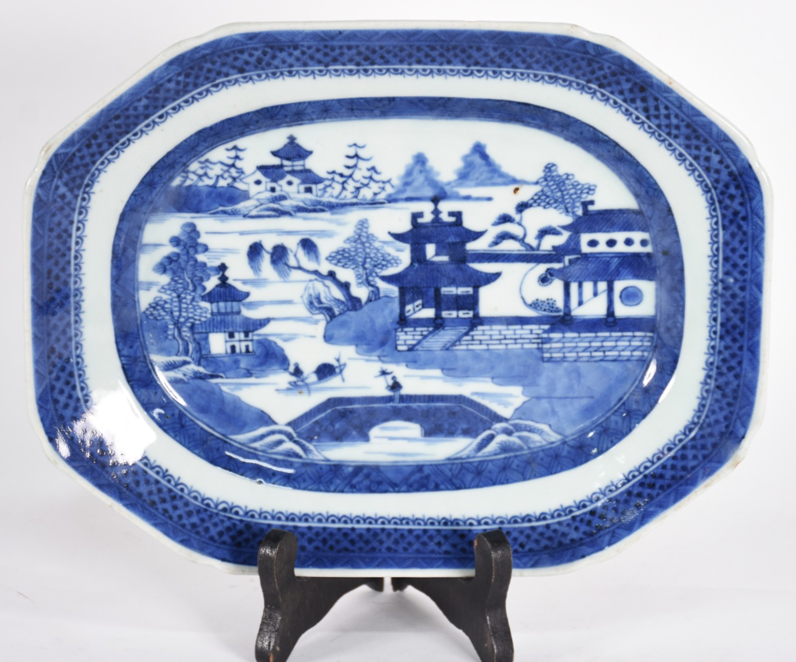 Travessa de porcelana chinesa azul e branca decorada com pagodes... - foto 1 de 3