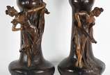 Par de belíssimas jarras ART NOUVEAU em terraco... - Par de belíssimas jarras ART NOUVEAU em terracota, decoradas com figuras femininas em relevo, assinadas.