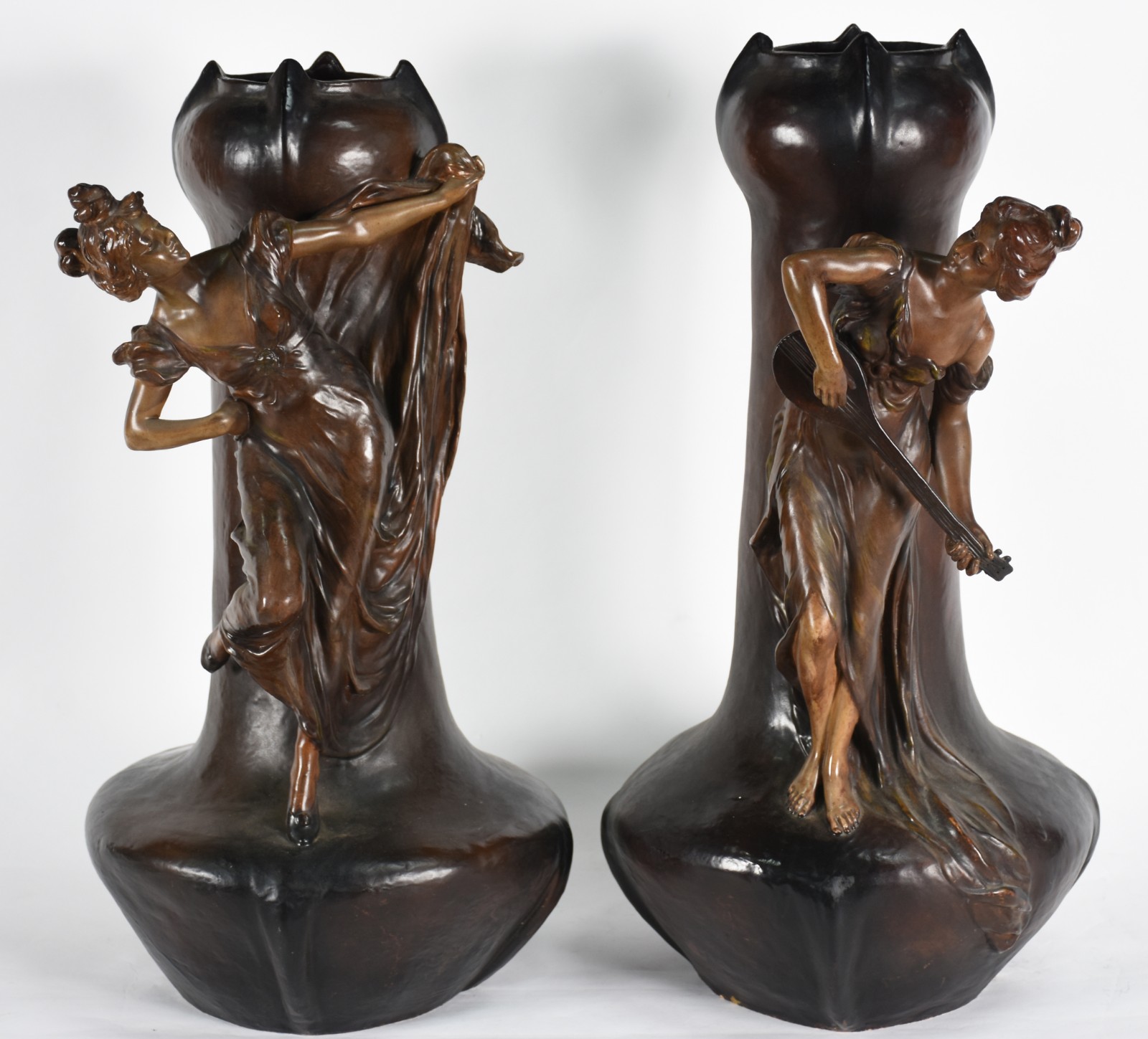 Par de belíssimas jarras ART NOUVEAU em terracota, decoradas com... - foto 1 de 10