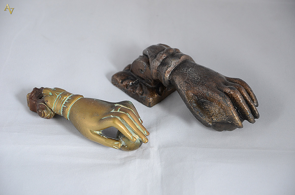 Duas aldravas de bronze medindo 11 cm e 13 cm.