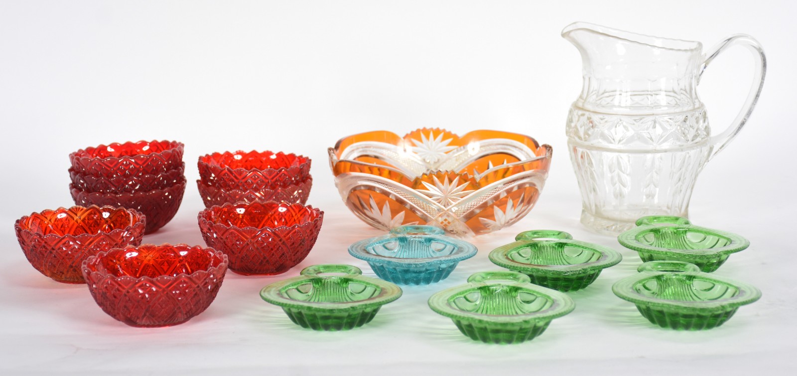 Diversas peças de vidro, sendo jarra para água, 8 bowls vermelhos... - foto 1 de 8