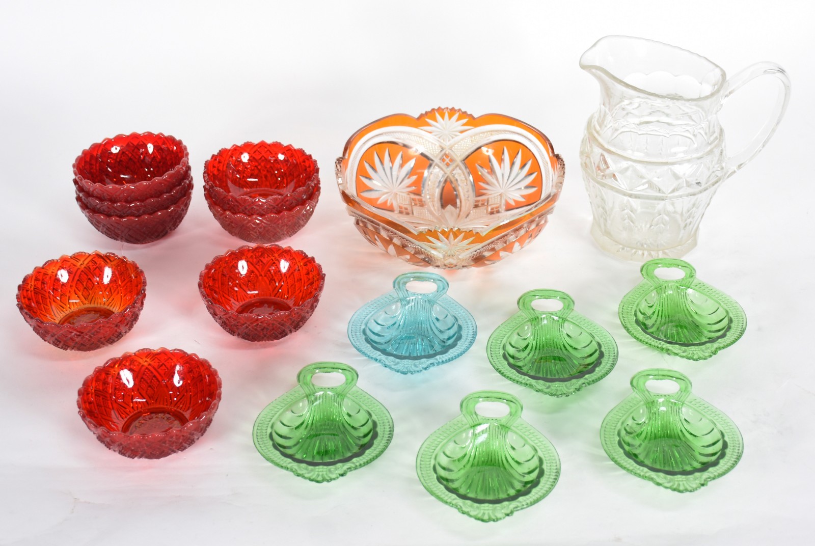 Diversas peças de vidro, sendo jarra para água, 8 bowls vermelhos... - foto 2 de 8