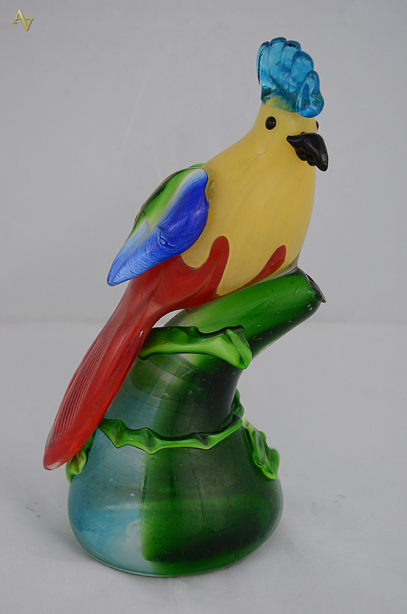 Cacatua de murano com 25 cm de altura.