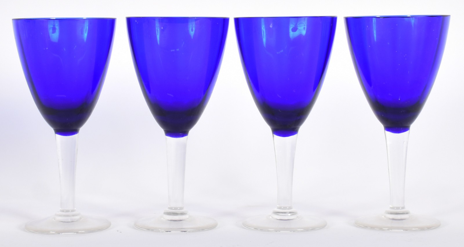 Conjunto de copos azuis em demi cristal e pé alto transparente... - foto 5 de 6