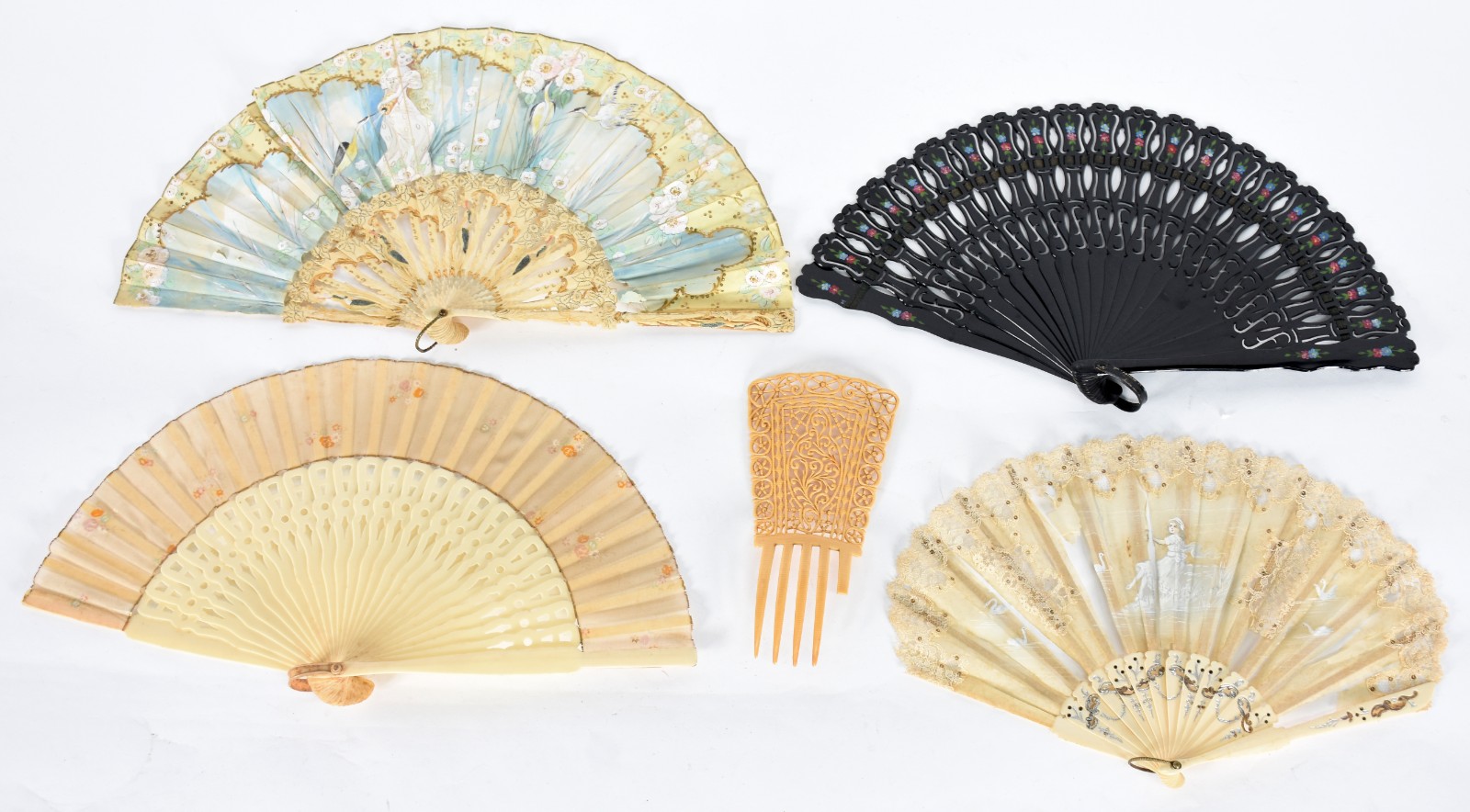 Quatro leques diversos; 1 grampo de cabelo de marfim (1 dente... - foto 1 de 6