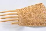 Quatro leques diversos; 1 grampo de cabelo de m... - Quatro leques diversos; 1 grampo de cabelo de marfim (1 dente quebrado).
