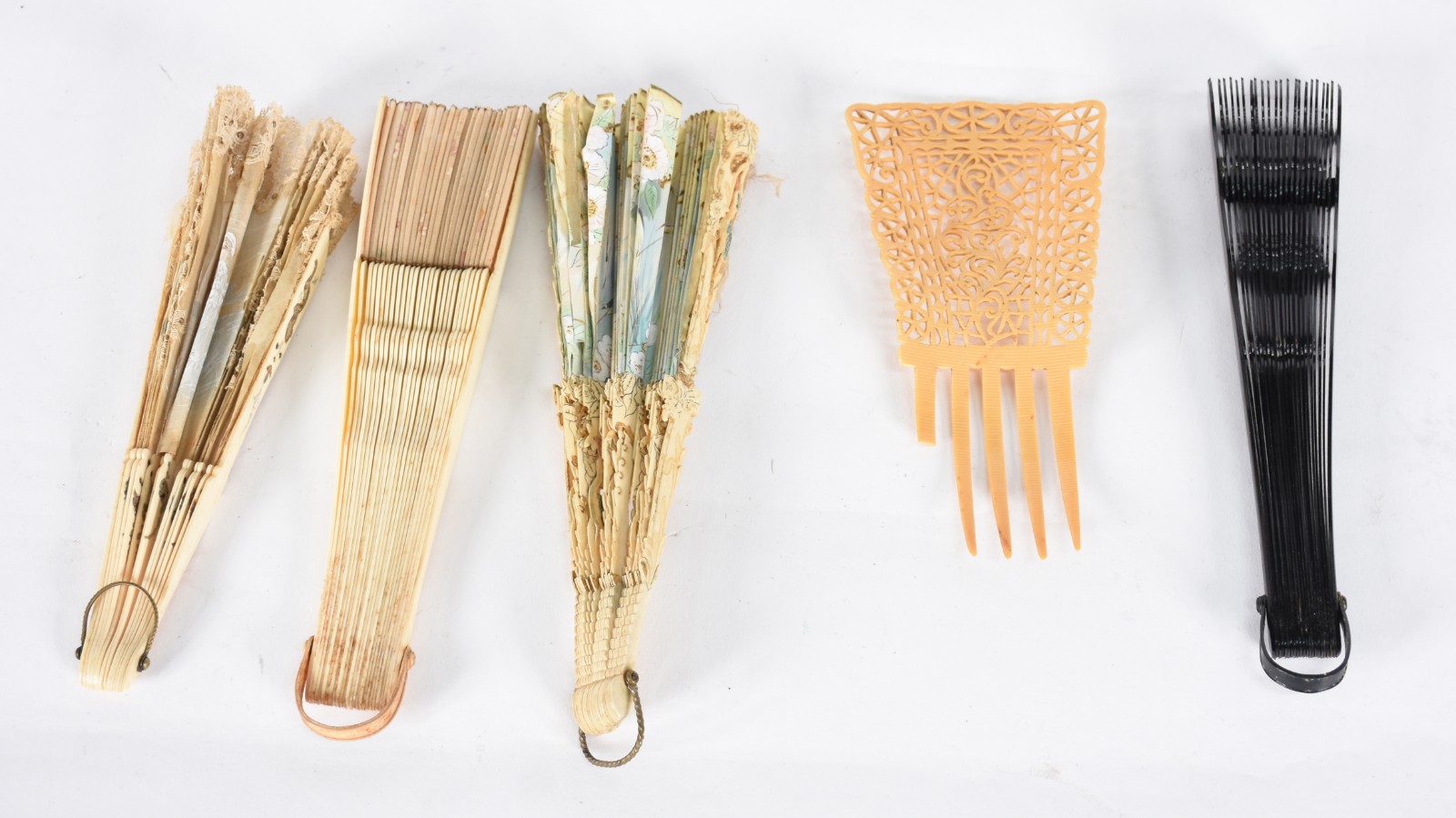 Quatro leques diversos; 1 grampo de cabelo de marfim (1 dente... - foto 6 de 6