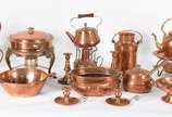 Diversas peças de cobre sendo, 3 jarras, par de... - Diversas peças de cobre sendo, 3 jarras, par de palmatórias, par de castiçais, cachepot, leiteira,2 tachos, 2 chaleiras com rechaud, panela com ...