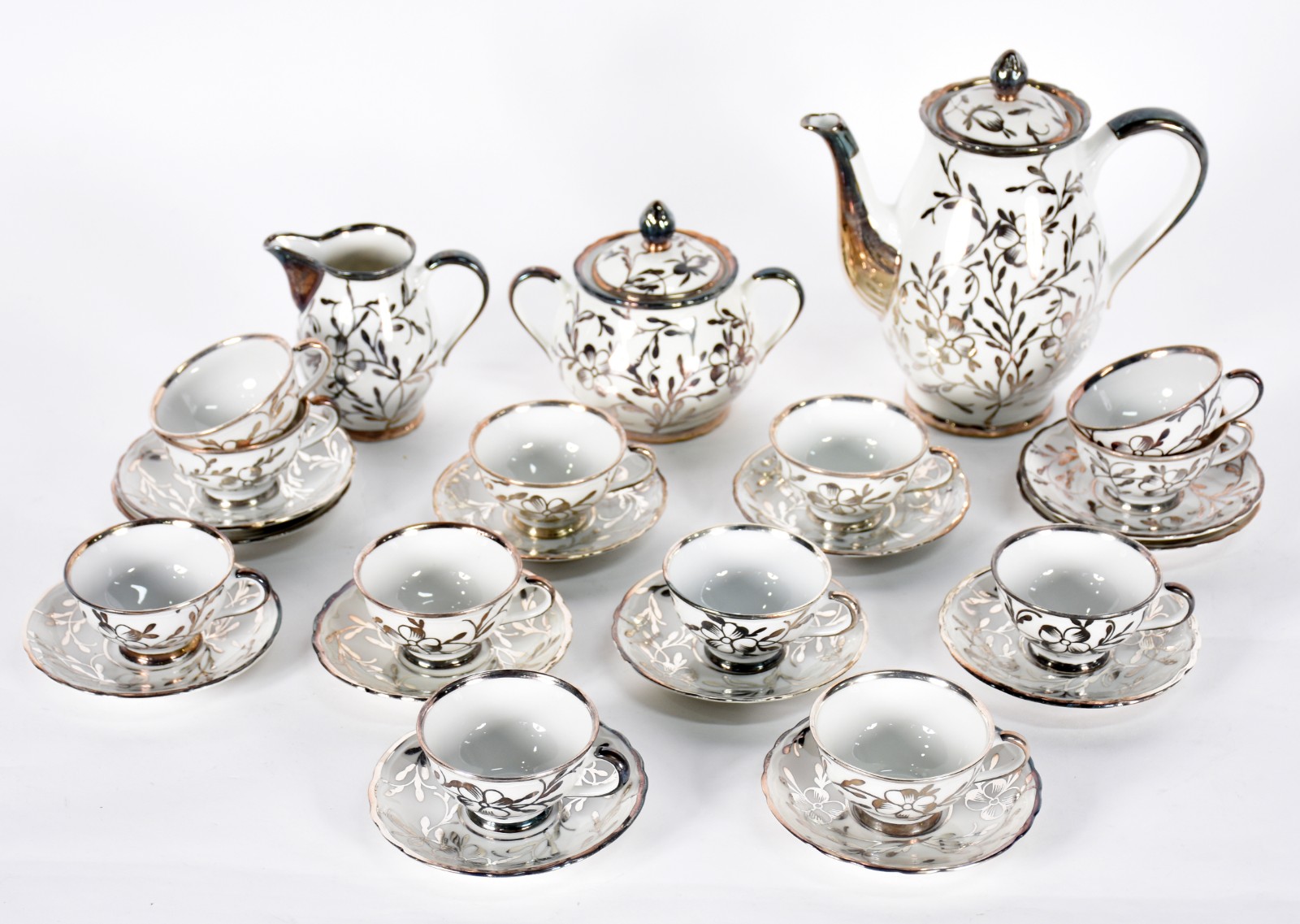 Serviço de porcelana branca e prateado Richard/Ginori composto de: 12... - foto 2 de 6